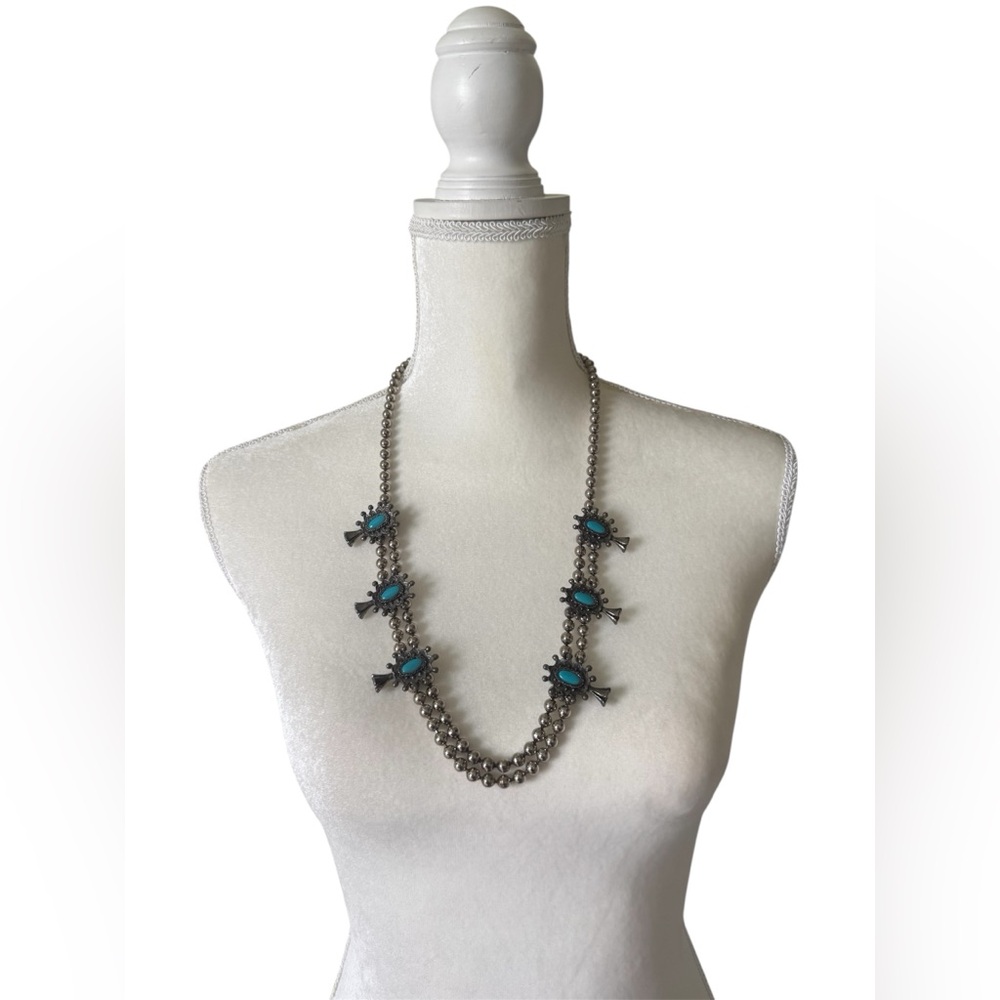 Chic Silver Necklace with Turquoise Details